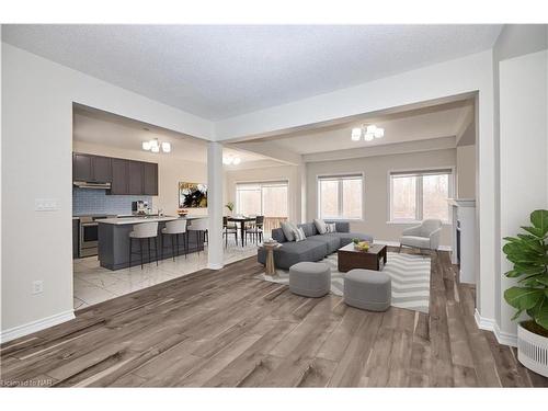 111 Tumblewood Place Place, Welland, ON - Indoor Photo Showing Living Room