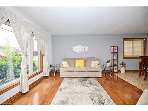 7 Huntington Lane, St. Catharines, ON - Indoor Photo Showing Living Room