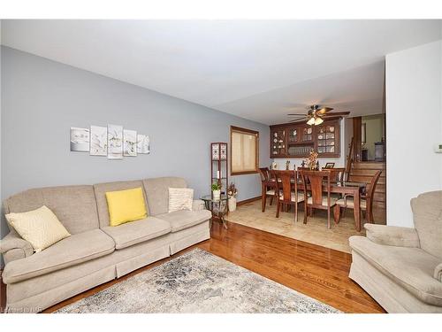 7 Huntington Lane, St. Catharines, ON - Indoor Photo Showing Living Room