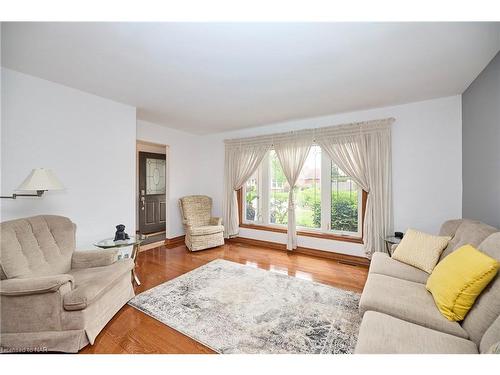 7 Huntington Lane, St. Catharines, ON - Indoor Photo Showing Living Room