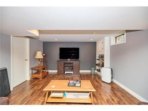 7 Huntington Lane, St. Catharines, ON - Indoor Photo Showing Living Room