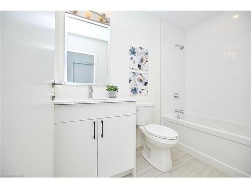 606-118 West Street, Port Colborne, ON - Indoor Photo Showing Bathroom