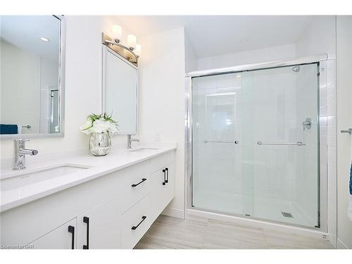 606-118 West Street, Port Colborne, ON - Indoor Photo Showing Bathroom