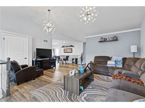 7735 Charnwood Avenue, Niagara Falls, ON - Indoor Photo Showing Living Room