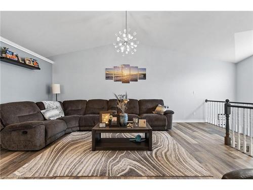 7735 Charnwood Avenue, Niagara Falls, ON - Indoor Photo Showing Living Room