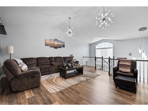 7735 Charnwood Avenue, Niagara Falls, ON - Indoor Photo Showing Living Room