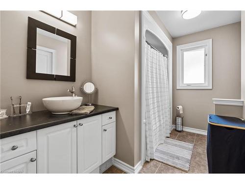 7735 Charnwood Avenue, Niagara Falls, ON - Indoor Photo Showing Bathroom