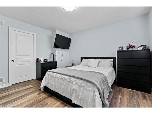 7735 Charnwood Avenue, Niagara Falls, ON - Indoor Photo Showing Bedroom