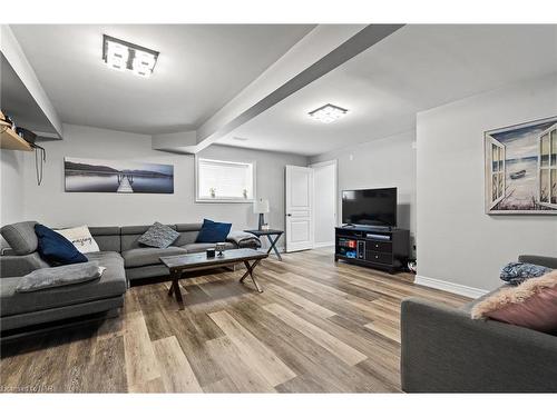 7735 Charnwood Avenue, Niagara Falls, ON - Indoor Photo Showing Living Room