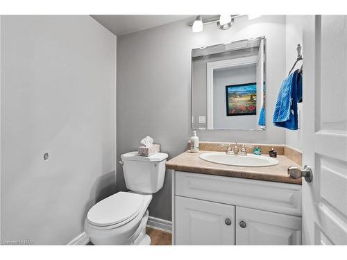 7735 Charnwood Avenue, Niagara Falls, ON - Indoor Photo Showing Bathroom