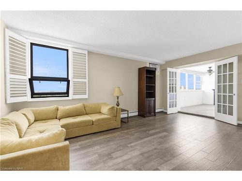 803-141 Church Street, St. Catharines, ON - Indoor Photo Showing Living Room