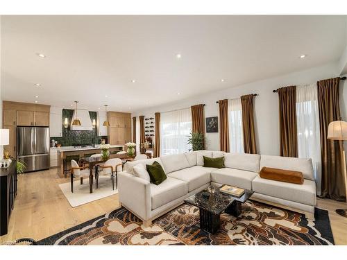 60 Kensington Street, Welland, ON - Indoor Photo Showing Living Room