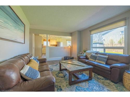 4 Briarsdale Crescent, Welland, ON - Indoor Photo Showing Living Room