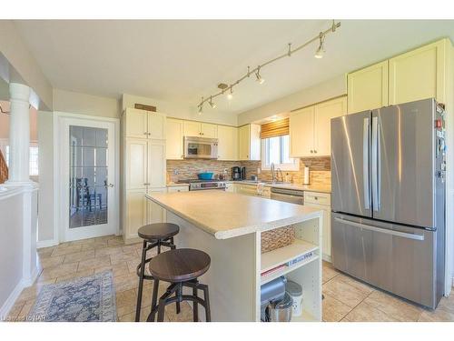 4 Briarsdale Crescent, Welland, ON - Indoor Photo Showing Kitchen