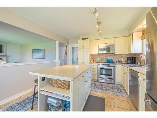 4 Briarsdale Crescent, Welland, ON - Indoor Photo Showing Kitchen