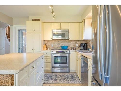 4 Briarsdale Crescent, Welland, ON - Indoor Photo Showing Kitchen