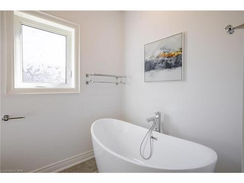 1129 Balfour Street, Fonthill, ON - Indoor Photo Showing Bathroom