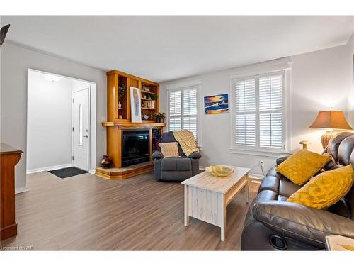 6235 Johnson Drive, Niagara Falls, ON - Indoor Photo Showing Living Room With Fireplace