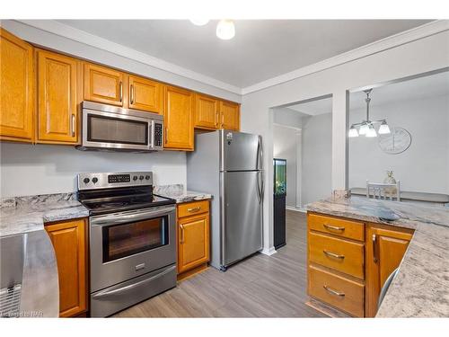 6235 Johnson Drive, Niagara Falls, ON - Indoor Photo Showing Kitchen