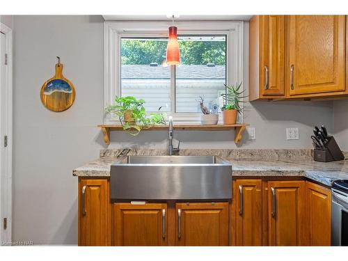 6235 Johnson Drive, Niagara Falls, ON - Indoor Photo Showing Kitchen