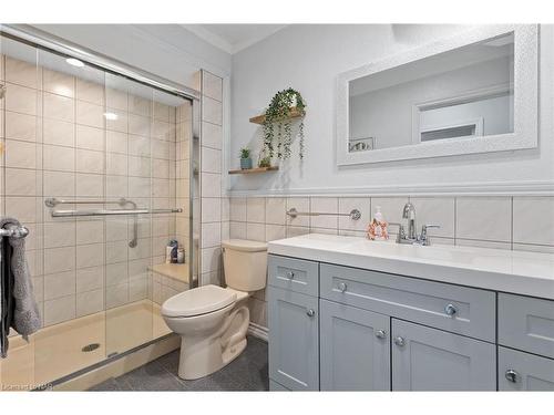 6235 Johnson Drive, Niagara Falls, ON - Indoor Photo Showing Bathroom