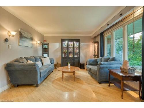 42 Rosemore Road, St. Catharines, ON - Indoor Photo Showing Living Room