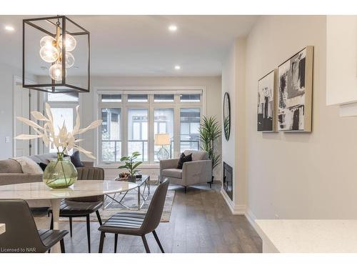 10-205 St Davids Road, Thorold, ON - Indoor Photo Showing Living Room