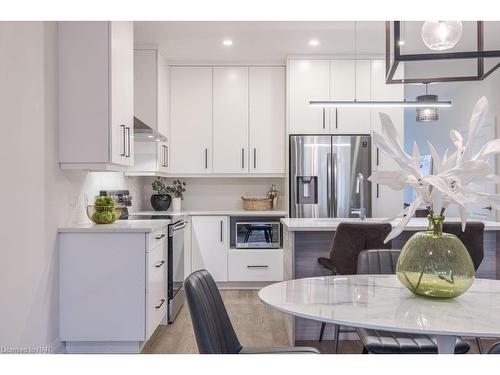 10-205 St Davids Road, Thorold, ON - Indoor Photo Showing Kitchen With Upgraded Kitchen