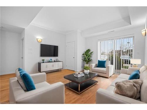 111-141 Vansickle Road, St. Catharines, ON - Indoor Photo Showing Living Room