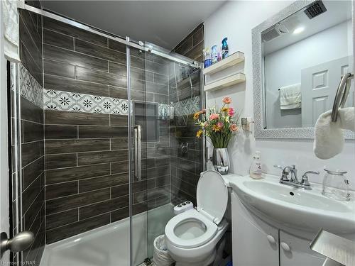 30 Forsythe Street, Fort Erie, ON - Indoor Photo Showing Bathroom