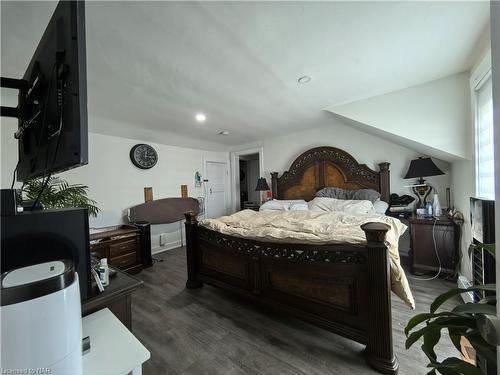 30 Forsythe Street, Fort Erie, ON - Indoor Photo Showing Bedroom