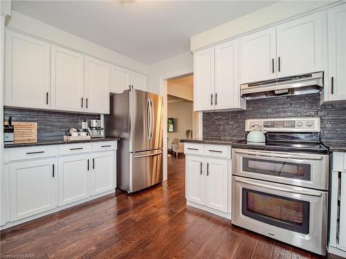 11 Preston Drive, St. Catharines, ON - Indoor Photo Showing Kitchen With Upgraded Kitchen