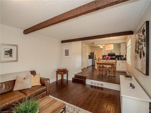 11 Preston Drive, St. Catharines, ON - Indoor Photo Showing Living Room