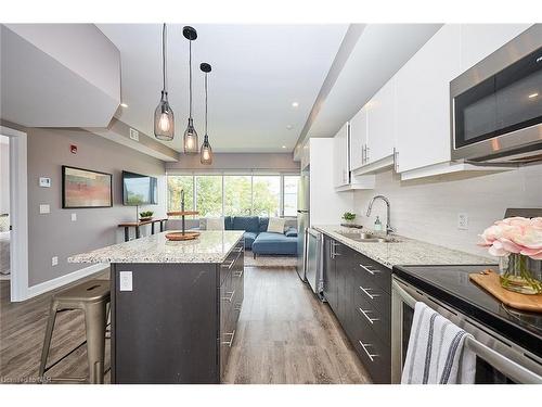 9-405 Merritt Street, St. Catharines, ON - Indoor Photo Showing Kitchen With Double Sink With Upgraded Kitchen