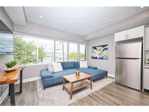 9-405 Merritt Street, St. Catharines, ON - Indoor Photo Showing Living Room