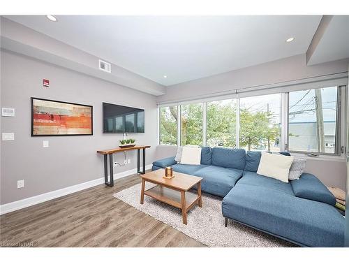 9-405 Merritt Street, St. Catharines, ON - Indoor Photo Showing Living Room