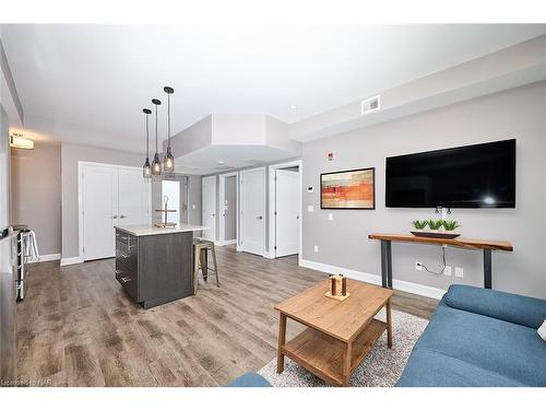 9-405 Merritt Street, St. Catharines, ON - Indoor Photo Showing Living Room