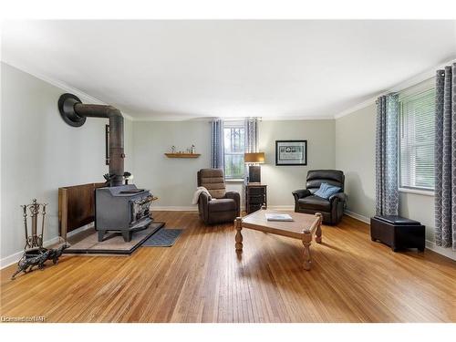 5400 North Service Road, Beamsville, ON - Indoor Photo Showing Living Room