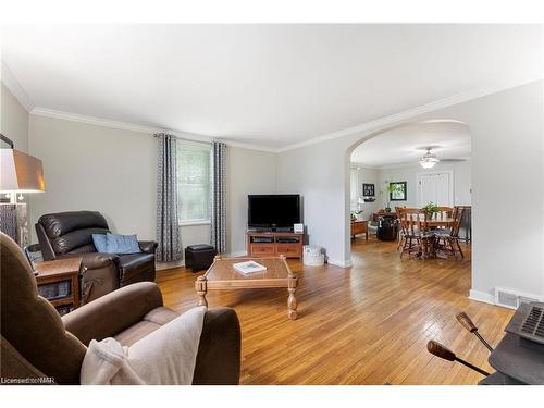 5400 North Service Road, Beamsville, ON - Indoor Photo Showing Living Room