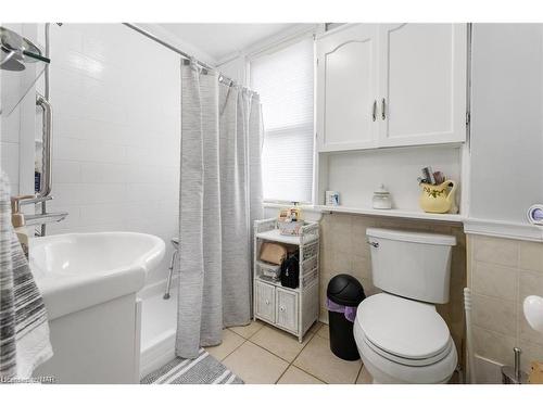 5400 North Service Road, Beamsville, ON - Indoor Photo Showing Bathroom