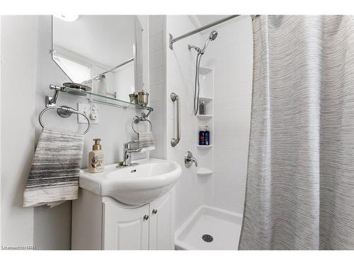 5400 North Service Road, Beamsville, ON - Indoor Photo Showing Bathroom