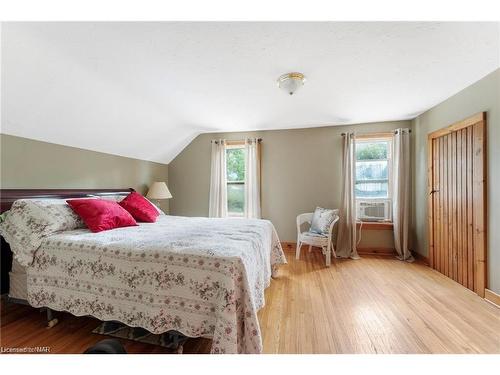 5400 North Service Road, Beamsville, ON - Indoor Photo Showing Bedroom