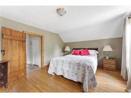 5400 North Service Road, Beamsville, ON - Indoor Photo Showing Bedroom