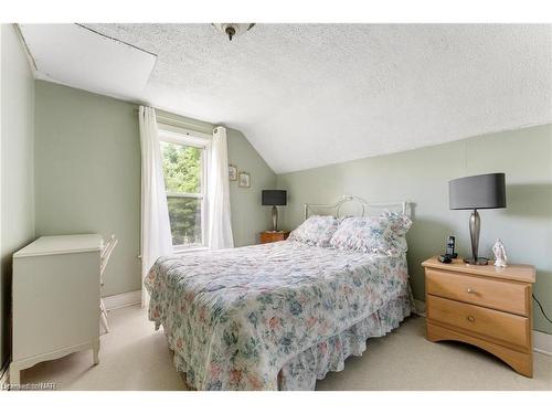 5400 North Service Road, Beamsville, ON - Indoor Photo Showing Bedroom