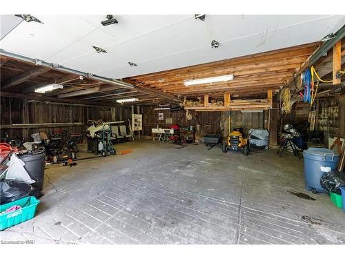 5400 North Service Road, Beamsville, ON - Indoor Photo Showing Garage