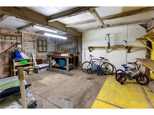 5400 North Service Road, Beamsville, ON - Indoor Photo Showing Garage