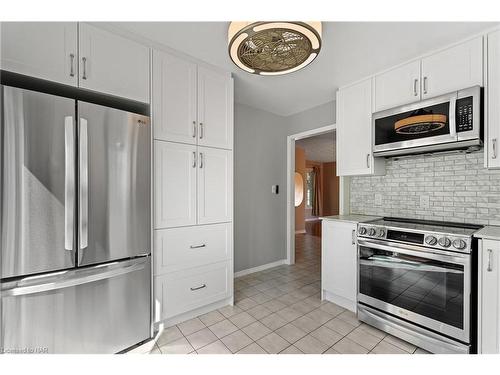 6870 Buckingham Drive, Niagara Falls, ON - Indoor Photo Showing Kitchen With Upgraded Kitchen