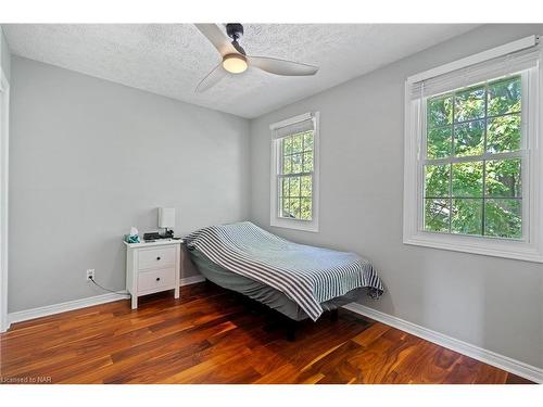 6870 Buckingham Drive, Niagara Falls, ON - Indoor Photo Showing Bedroom