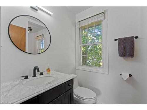 6870 Buckingham Drive, Niagara Falls, ON - Indoor Photo Showing Bathroom