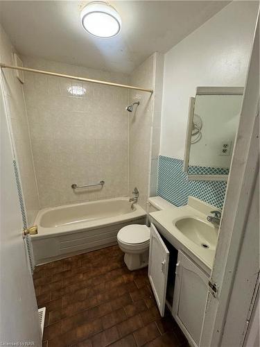 5774 Ramsey Road, Niagara Falls, ON - Indoor Photo Showing Bathroom